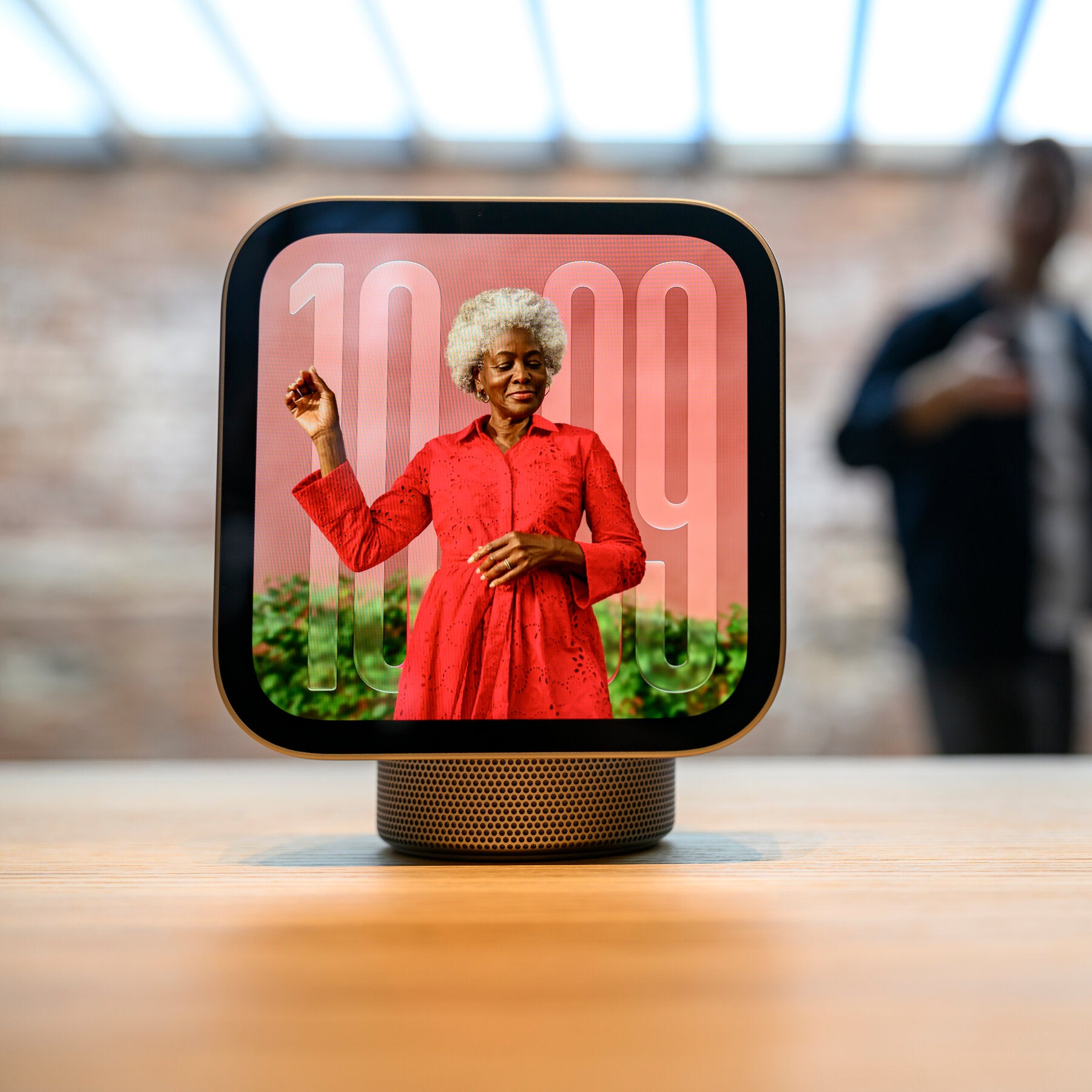 Apple Introduces HomeView, a $299 Tablet for the Home