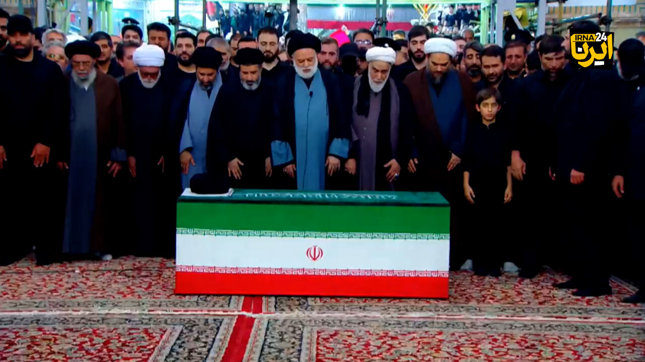 جمعیت میلیونی به امامت فرزند ارشد رهبر شهید نماز را بر پیکر ایشان اقامه کردند