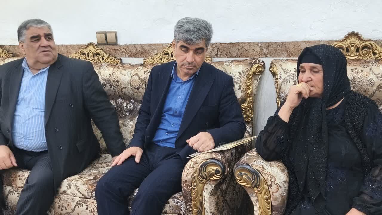 رئیس فراکسیون ایثارگران مجلس با خانواده شهید امنیت در گیلانغرب دیدار کرد