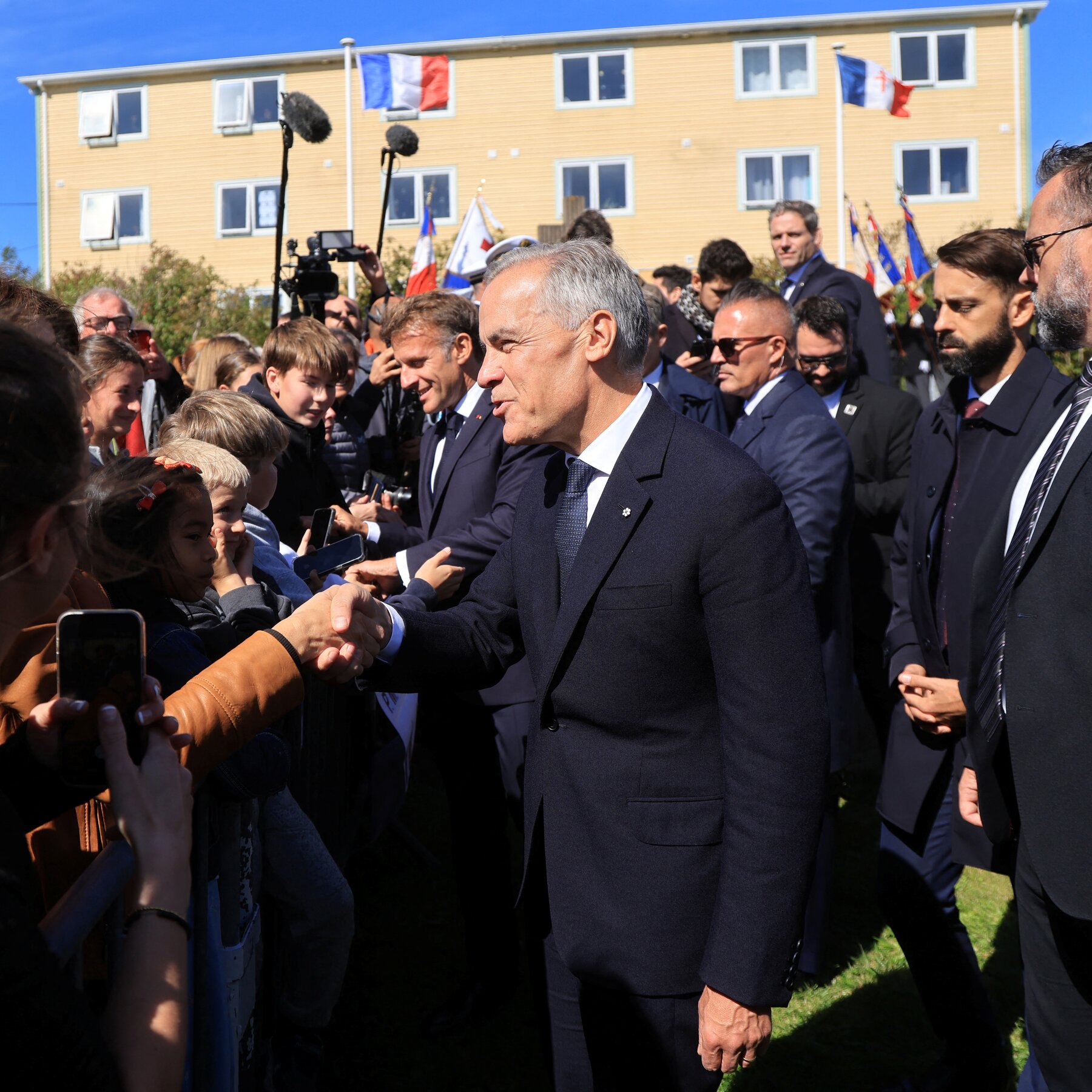 On a Dot of France Off Canada, Carney and Macron Talk Partnership