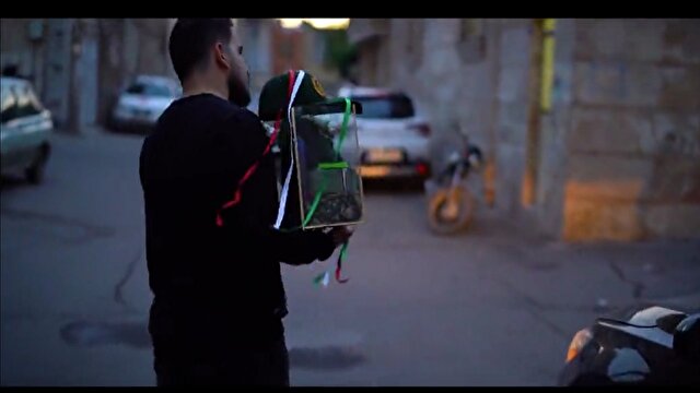 لحظه تحویل لباس رزم شهدای قمی دفاع مقدس سوم به بازماندگان +فیلم