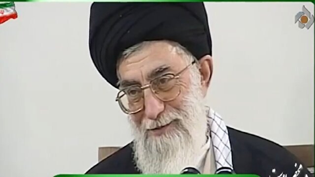 فیلمی از شعرخوانی محمدعلی بهمنی در حضور رهبر شهید انقلاب