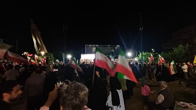 پنجاه وهفتمین شب حماسه مردم یزد در خط مقدم خیابان/موجی از عشق و وفاداری به وطن+فیلم