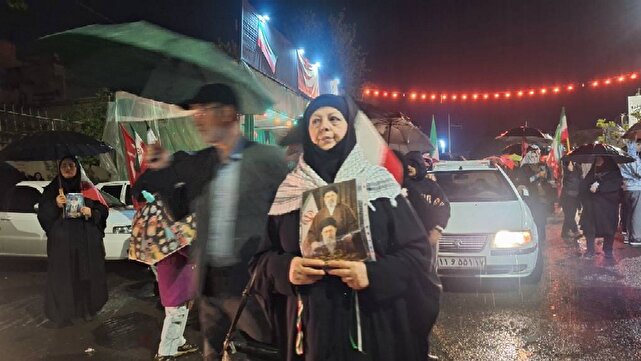 راهپیمایی شبانه مردم خوی زیر بارش رحمت الهی در شب ولادت امام رضا (ع)+ تصاویر