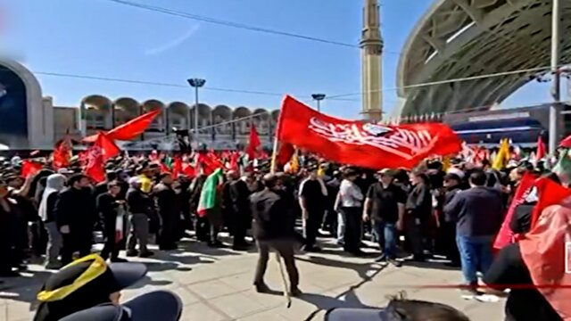 تصاویری از پرچم‌گردانی بزرگترین پرچم صحن مصلی + فیلم