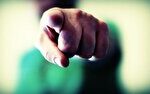 رمزگشایی از یک مشکل رایج اجتماع؛ چرا یکدیگر را به آسانی قضاوت می‌کنیم؟