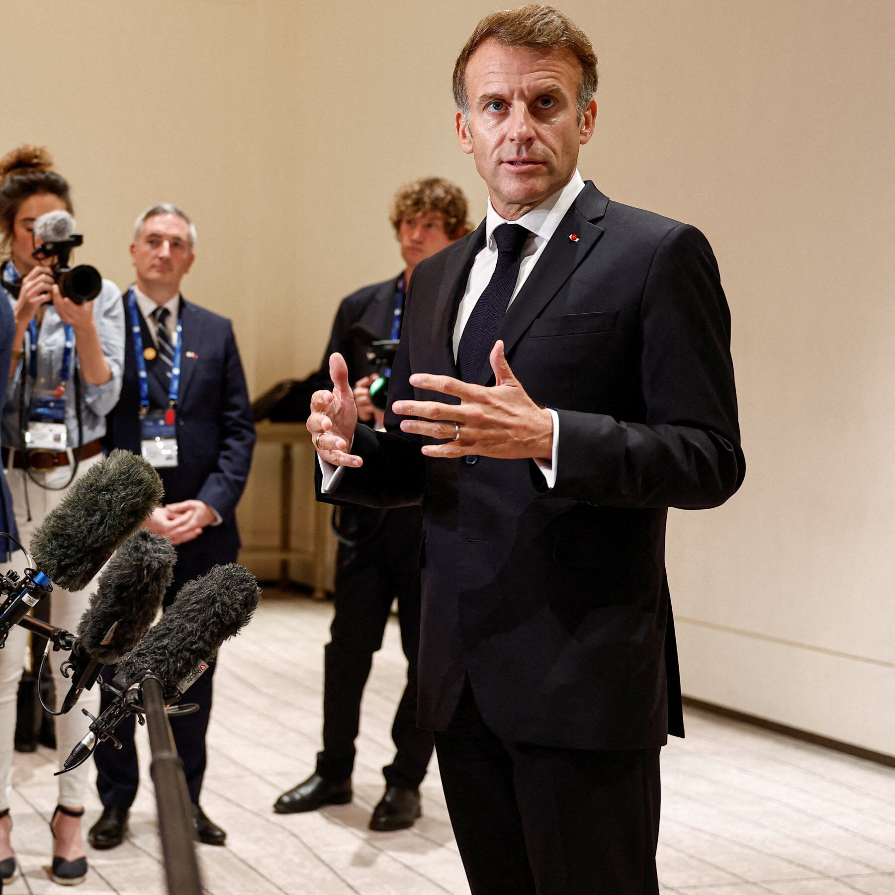 Macron Says Trump Does Not Like France and Distorts Its Troubles
