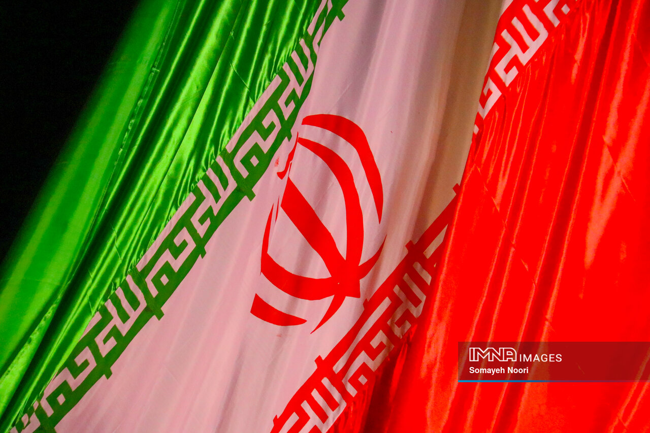 پرچم ایران در آیین آغاز سال تحصیلی به اهتزاز درآمد