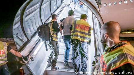 اخراج مجرمان از آلمان؛ ۲۵ نفر به افغانستان بازگردانده شدند