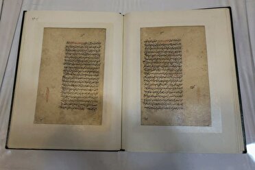 نسخه خطی کتاب اهدایی رهبر شهید به کتابخانه حرم رضوی رونمایی شد