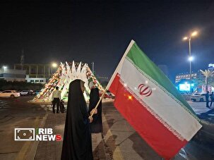 نمایش وحدت و همبستگی ساکنان کیش در میدان ساحل