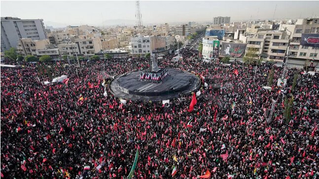 فرانس ۲۴: جمعیتی عظیمی از سوگواران در مرکز تهران حضور یافته‌اند
