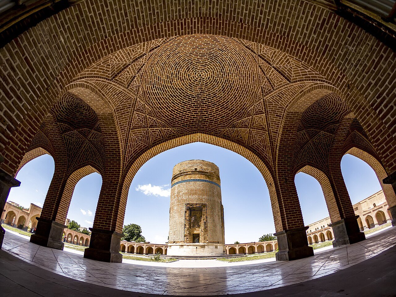 آغاز ساماندهی حریم ارتفاعی بقعه شیخ حیدر مشگین‌شهر