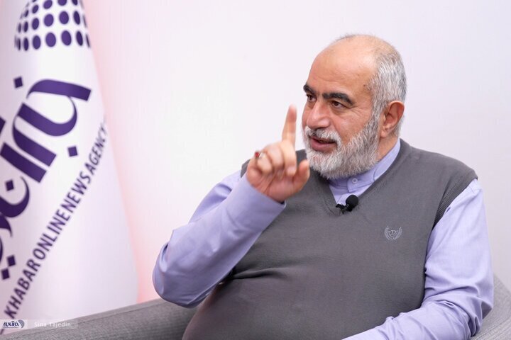 واکنش حسام‌الدین آشنا به شایعه «امان‌نامه آمریکا» برای عراقچی/آخرت خود را نفروشید!