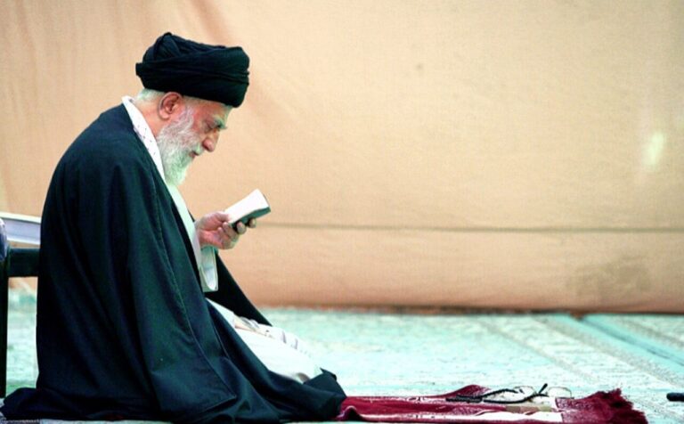 تصویری از رهبر شهید در حال نصب مدال افتخار بر سینه شهید سلیمانی/ قالیباف در لباس پاسداری در حضور رهبر شهید