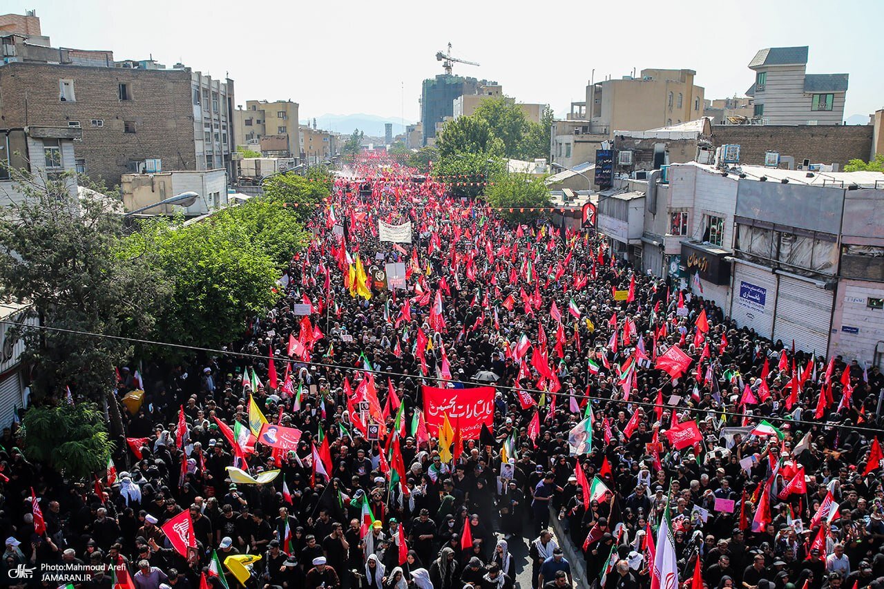 عکسی پربازدید از حاشیه مراسم تشییع پیکر رهبر شهید و خانواده ایشان
