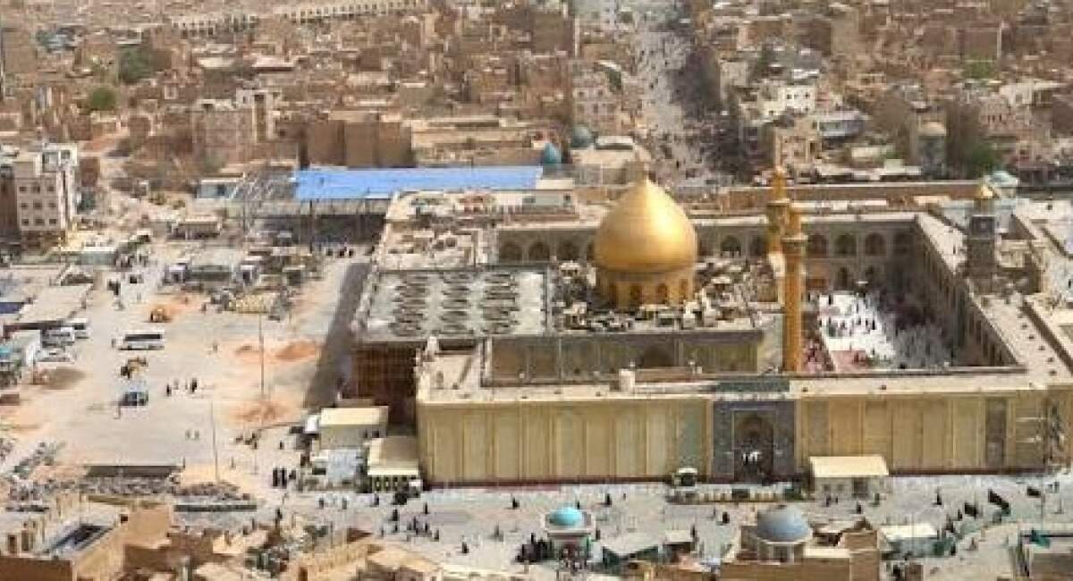 تصویر لحظات ورود پیکر رهبر شهید به حرم حضرت علی(ع)