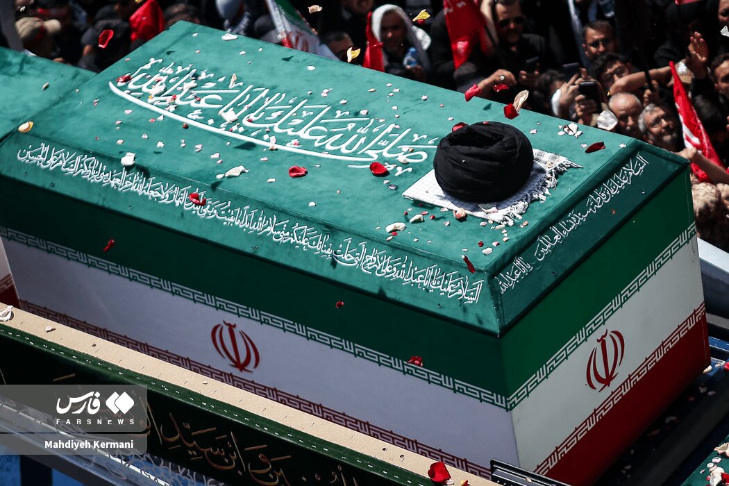 ببینید |  پیکر مطهر رهبر شهید انقلاب اسلامی در آغوش ملت عزادار ایران در مشهد