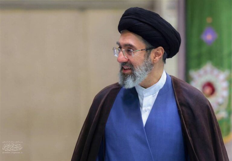 ببینید | ‏ فیلمی کمتر دیده شده از سینه زنی رهبر انقلاب در مراسم تشییع فرزند آیت‌الله استادی