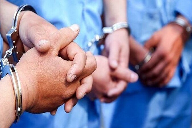 ببینید | پایان شرارت مسلحانه در بزرگراه صدر؛ اراذل سابقه‌دار با دو قبضه سلاح در دام پلیس افتادند