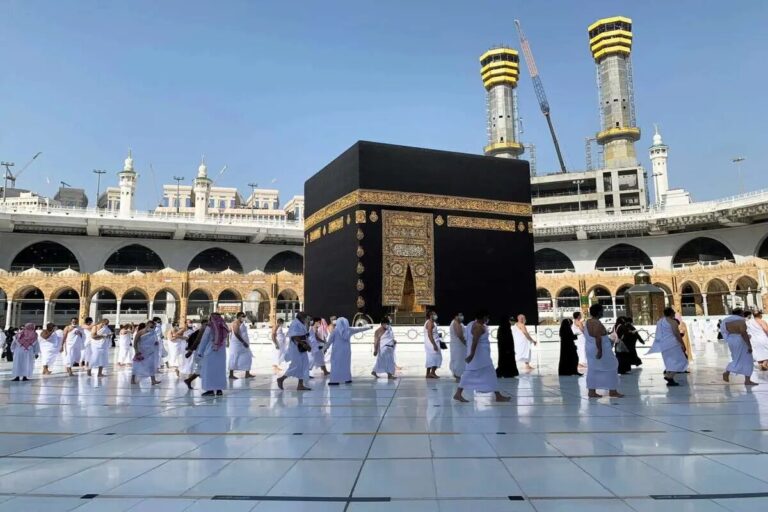 بارش شدید باران بر زائران در حال طواف کعبه + فیلم