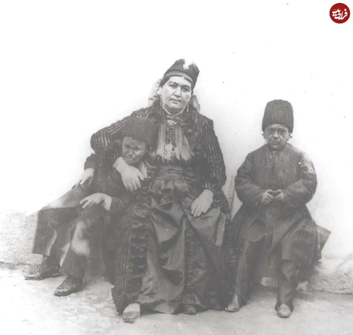 ملیجک در حال گریه و در کنار انیس‌الدوله / عکس