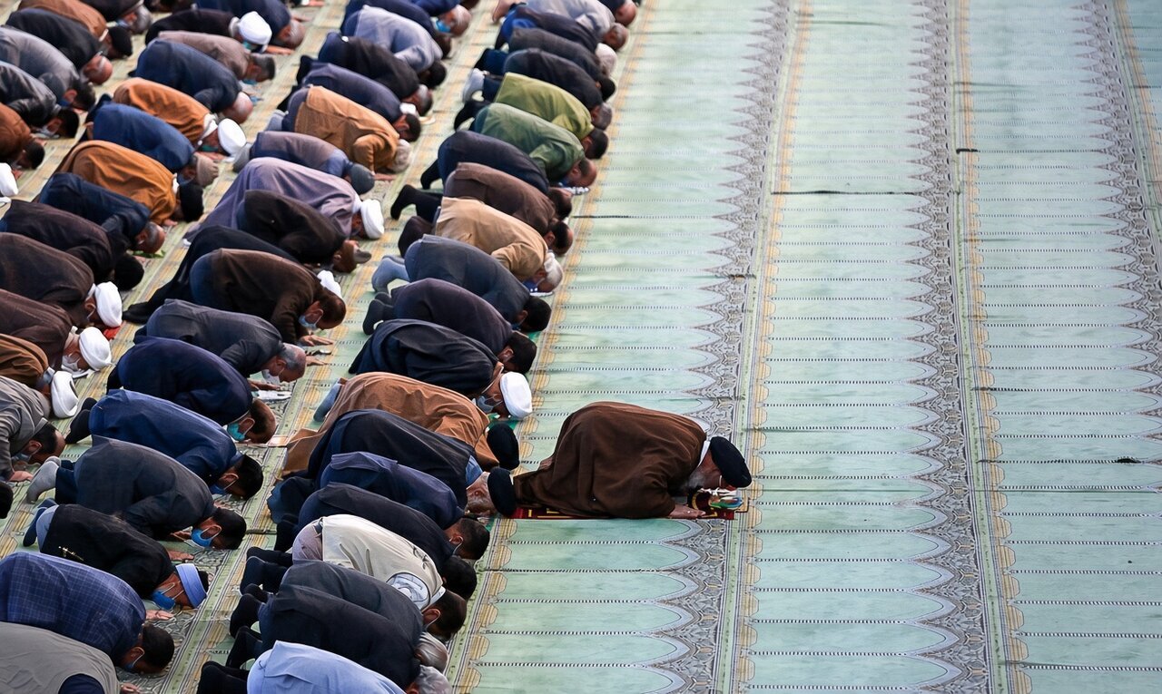 فتوای آیت‌الله خامنه‌ای درباره تذکر به امام جماعت هنگام اشتباه در قرائت نماز