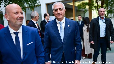 حضور رضا پهلوی در آلمان؛ موافقان و مخالفان چه می‌گویند؟