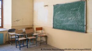 سال تحصیلی جدید؛ فشار بر معلمان، دانش‌آموزان و نظام آموزشی از هیئت‌های تخلفات اداری تا زندان و اخراج