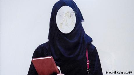 طالبان؛ تشدید سرکوب زنان و اعتراضات، محدودیت بر تلفن‌ هوشمند
