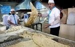 نانوایی‌های سیار در مسیر تشییع مستقر می‌شوند