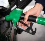 سقوط قیمت نفت در پی اعلام «باز بودن» تنگه هرمز در جریان آتش‌بس از سوی ایران