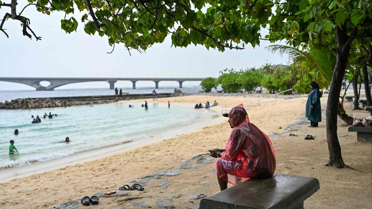 Maldives rescuers search for missing Italian divers in underwater cave