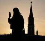 Steve Rosenberg: Kremlin's tightening grip on internet fuels Russian discontent