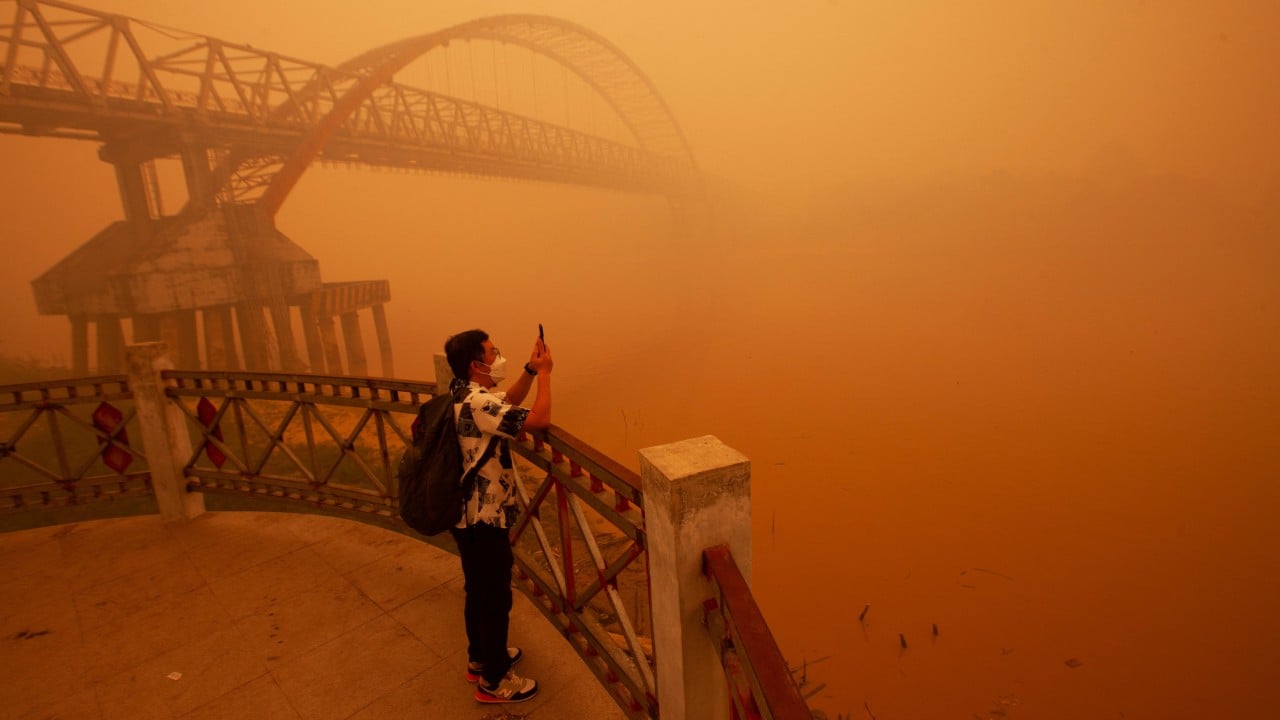 Indonesians urge Singapore, Malaysia to sue Jakarta as haze blankets region