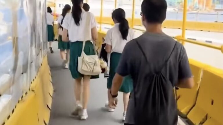 Were smart glasses used in Singapore to film 2 female students?