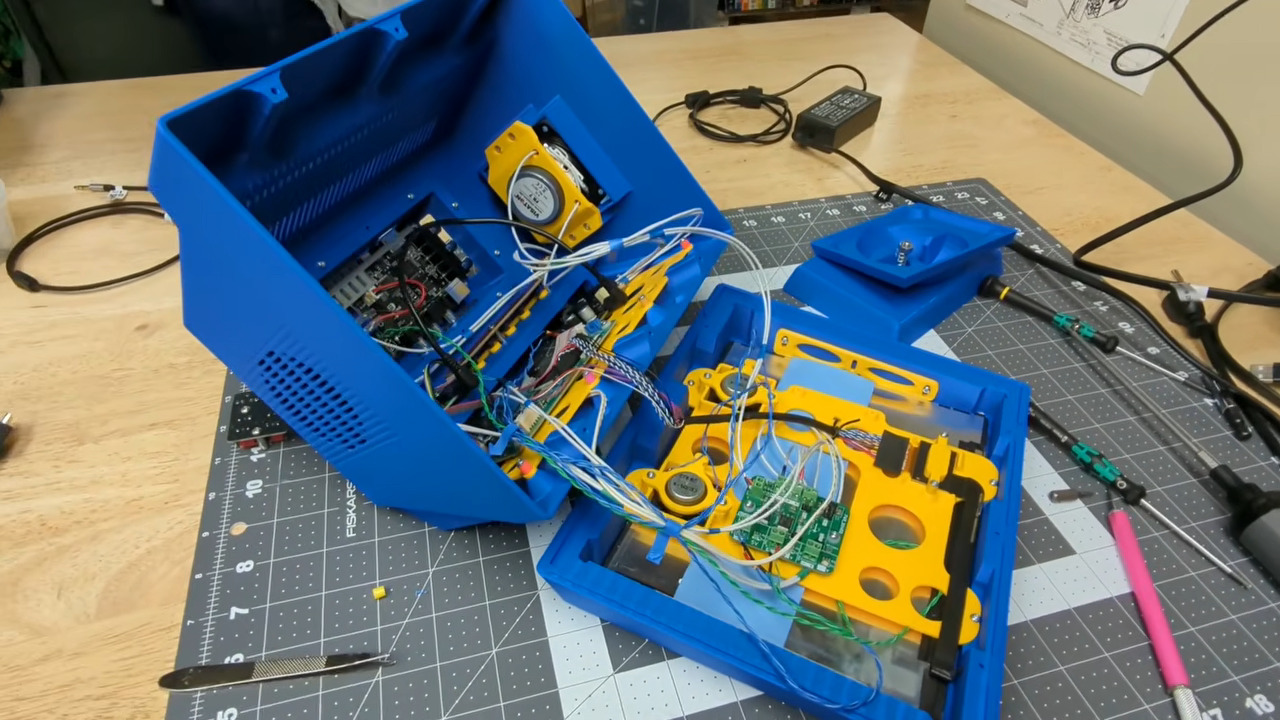 One Man’s Perfect Retro-Style Monitor Takes All Inputs