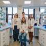 How membraneless organelles assemble into organized protein hubs